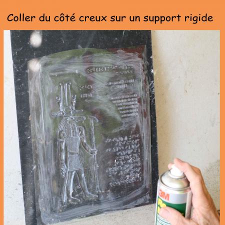 COLLER AVEC UNE COLLE SPRAY LE CÔTÉ CREUX DE LA FEUILLE SUR UN SUPPORT 
